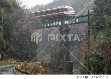 【宮豊線】時雨の水戸谷川橋りょうを通過する特急たんごリレー号 【宮豊線】時雨の水戸谷川橋りょうを通過する特急たんごリレー号 123298494
