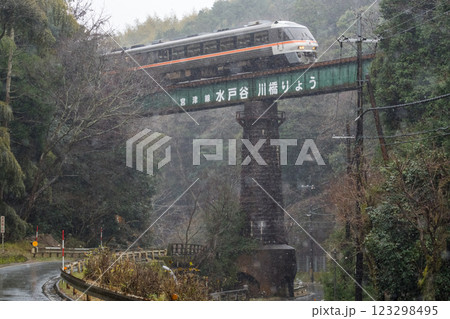 【宮豊線】時雨の水戸谷川橋りょうを通過する特急たんごリレー号 123298495
