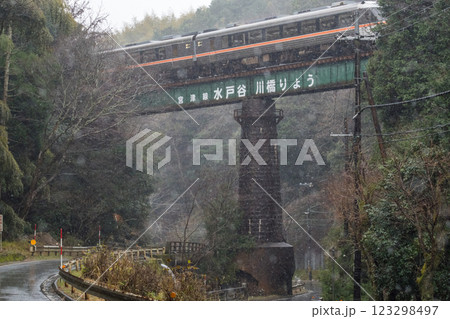 【宮豊線】時雨の水戸谷川橋りょうを通過する特急たんごリレー号 123298497