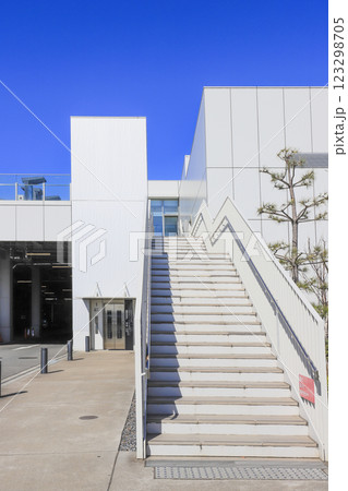 羽田イノベーションシティの1Fパーキングと2Fコリドーを昇降する屋外用エレベーター 羽田イノベーションシティの1Fパーキングと2Fコリドーを昇降する屋外用エレベーター 123298705