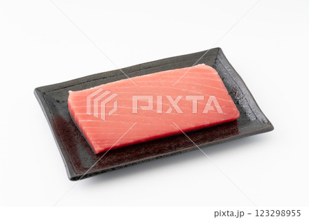 お皿に載ったメバチマグロの赤身の柵 123298955