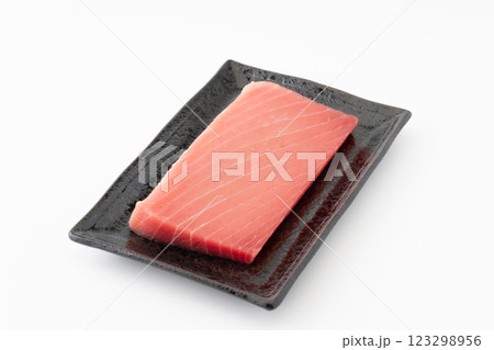 お皿に載ったメバチマグロの赤身の柵 お皿に載ったメバチマグロの赤身の柵 123298956