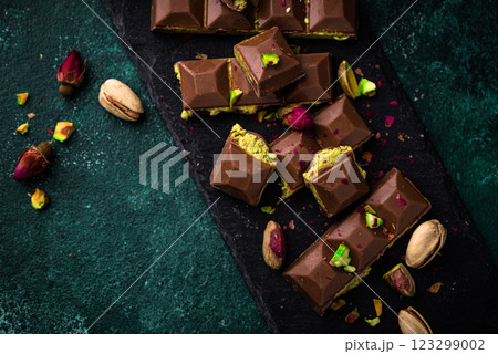 Dubai chocolate with kadayif pistachio filling 123299002