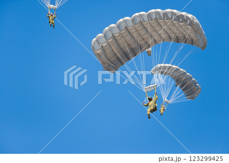 パラシュート降下 パラシュート降下 123299425