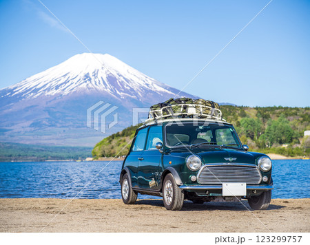 山中湖と富士山とクラシックカー 山中湖と富士山とクラシックカー 123299757