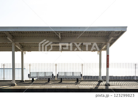 四国愛媛県松山市にある梅津寺駅の海の見えるホームの風景 123299823