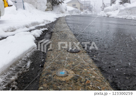 雪道の地下水による消雪 123300259