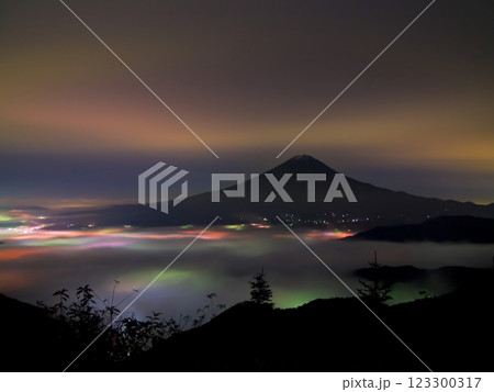 富士山と雲海 123300317