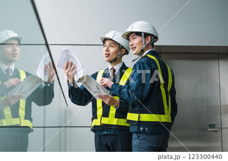 働く施工管理の男性 働く施工管理の男性 123300440