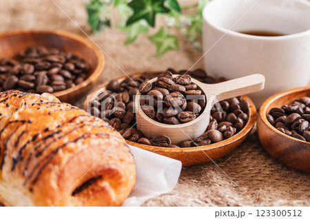 朝食のパンとコーヒー 123300512