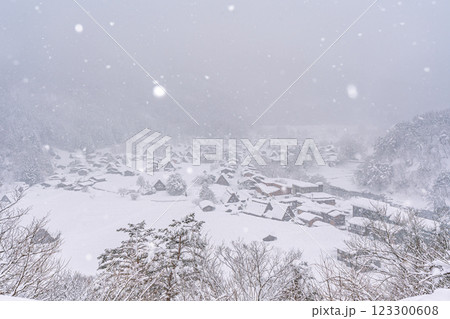 雪降る冬の白川郷 123300608