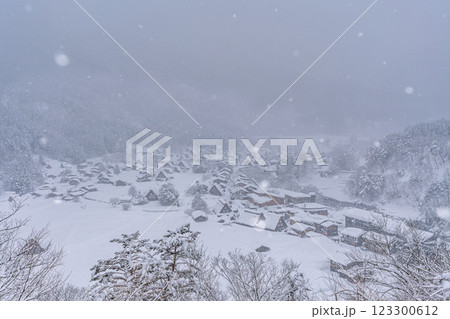 雪降る冬の白川郷 123300612