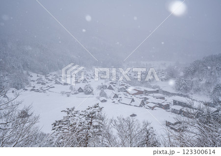 雪降る冬の白川郷 雪降る冬の白川郷 123300614