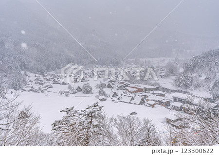 雪降る冬の白川郷 雪降る冬の白川郷 123300622