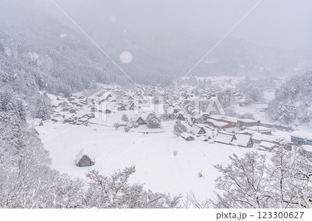 雪降る冬の白川郷 123300627