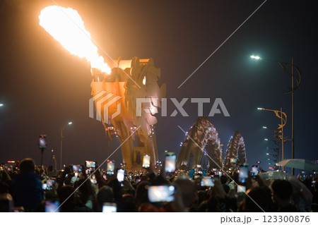 火を吹くダナンのドラゴンブリッジ 123300876