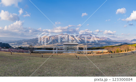 世界最大級の屋外ステージと阿蘇五岳パノラマ風景(南阿蘇)(熊本県野外劇場アスペクタ) 123300884