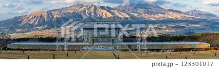 世界最大級の屋外ステージと阿蘇五岳パノラマ風景(南阿蘇)(熊本県野外劇場アスペクタ) 123301017