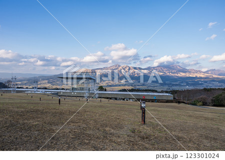 世界最大級の屋外ステージと阿蘇五岳パノラマ風景(南阿蘇)(熊本県野外劇場アスペクタ) 123301024