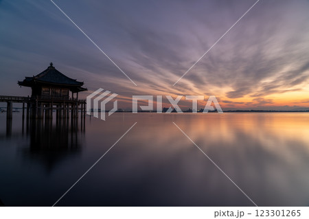 近江八景の一つである琵琶湖に浮かぶ早朝の浮身堂を撮影 123301265