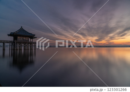 近江八景の一つである琵琶湖に浮かぶ早朝の浮身堂を撮影 123301266