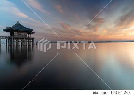 近江八景の一つである琵琶湖に浮かぶ早朝の浮身堂を撮影 近江八景の一つである琵琶湖に浮かぶ早朝の浮身堂を撮影 123301268