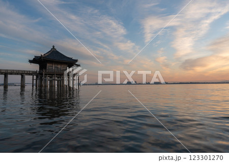 近江八景の一つである琵琶湖に浮かぶ早朝の浮身堂を撮影 近江八景の一つである琵琶湖に浮かぶ早朝の浮身堂を撮影 123301270