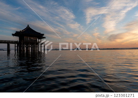 近江八景の一つである琵琶湖に浮かぶ早朝の浮身堂を撮影 123301271