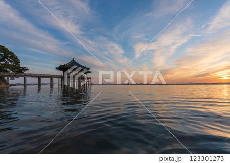 近江八景の一つである琵琶湖に浮かぶ早朝の浮身堂を撮影 123301273