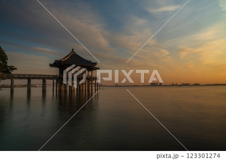 近江八景の一つである琵琶湖に浮かぶ早朝の浮身堂を撮影 123301274