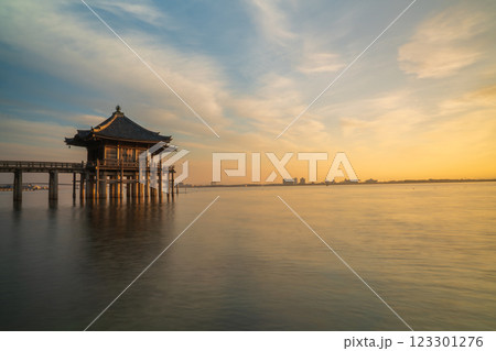 近江八景の一つである琵琶湖に浮かぶ早朝の浮身堂を撮影 近江八景の一つである琵琶湖に浮かぶ早朝の浮身堂を撮影 123301276