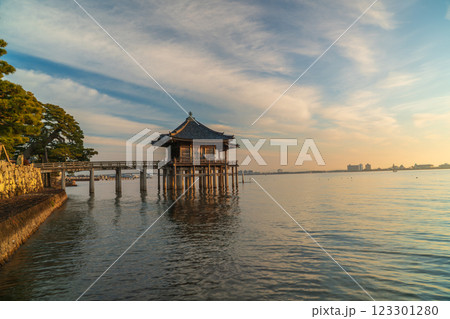 近江八景の一つである琵琶湖に浮かぶ早朝の浮身堂を撮影 123301280