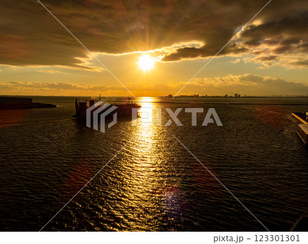 東京湾の美しい夕陽の中、出港していく貨物船 東京湾の美しい夕陽の中、出港していく貨物船 123301301