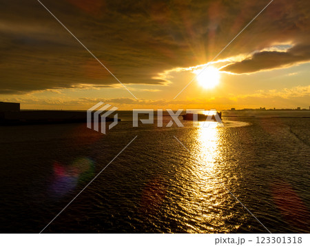 東京湾の美しい夕陽の中、出港していく貨物船 123301318