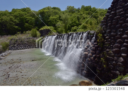 新緑のゴールデンウィーク、山梨県北杜市白州町べるが、尾白川の堰堤に立つ 新緑のゴールデンウィーク、山梨県北杜市白州町べるが、尾白川の堰堤に立つ 123301548