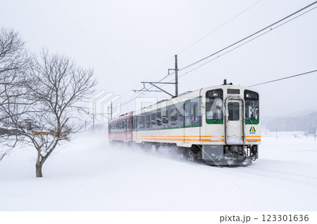 【会津線】雪原を走行するAIZUマウントエクスプレス 123301636