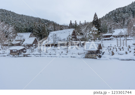 飛騨の里　合掌造り 123301744