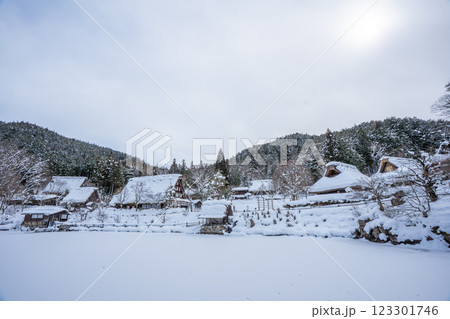 飛騨の里　合掌造り 123301746