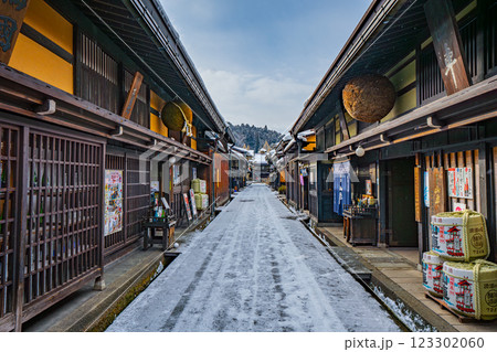 飛騨高山 雪 古い町並み 飛騨高山 雪 古い町並み 123302060