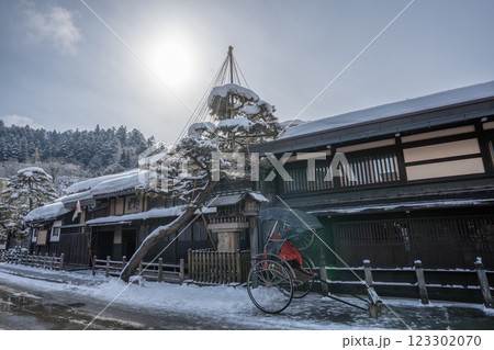 飛騨高山 雪 古い町並み 飛騨高山 雪 古い町並み 123302070