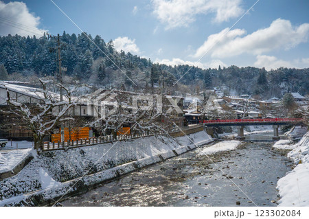 飛騨高山　雪　古い町並み 123302084
