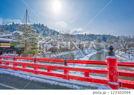 飛騨高山　雪　古い町並み 123302094