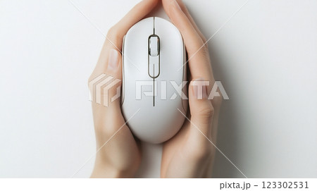 マウスを操作する人の手	 マウスを操作する人の手	 123302531