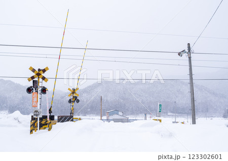 【会津線】雪原に佇む踏切 123302601