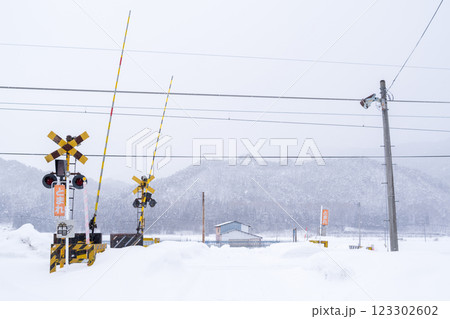 【会津線】雪原に佇む踏切 123302602