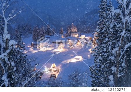 五箇山　相倉合掌造り集落　冬のライトアップ 123302754