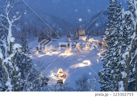 五箇山 相倉合掌造り集落 冬のライトアップ 五箇山 相倉合掌造り集落 冬のライトアップ 123302755
