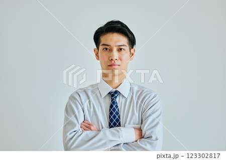 腕組みをするワイシャツ姿の若い男性 123302817