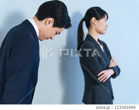 女性に謝罪する男性ビジネスパーソン 123302899