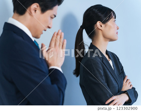 女性に謝罪する男性ビジネスパーソン 123302900